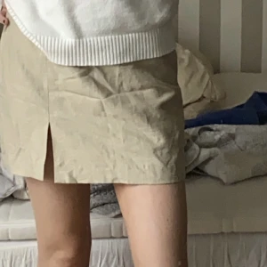 Kjol - En väldigt fin kort kjol från HM med snitt i benet, aldrig använd🫶🏼