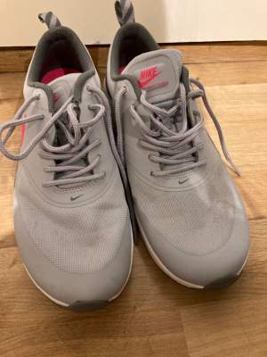 Träningsskor från Nike Storlek 38,5 Ena skosnöret behövs bytas ut