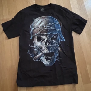 skull tröja - haft på mig 1 gång. köpt i utomlands. jätte snygg tröja för dig som gillar döskallar🐺