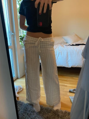 Linnebyxor  - supersöta randiga linnebyxor! köpta på Pimkie i Franrike förra sommaren, och endast använda 1 gång!💕Säljer då de är lite korta på mig (är 172cm)💕 Hör av er vid frågor eller för fler bilder!