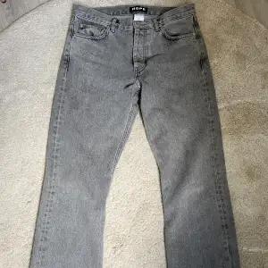 säljer mina hope jeans som är eftertraktade som ja har andvänt få gånger size midja 28 längd 32 skick 9/10 inga hål bara en osynlig fläck som inte syns ny pris 1800kr fråga om bilder eller mer info 
