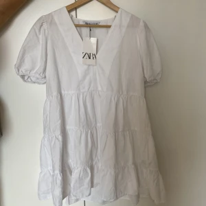Vit zara klänning  - Helt ny zara klänning med prislapp kvar. Perfekt som student klänning eller annan sommar klänning.  Tyget är i linne och bomull 