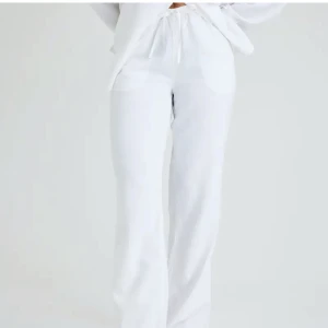 Linnebyxor - Säljer de trendiga linnebyxorna från bikbok! Säljer pågrund av fel storlek o de är därmed helt oanvända (lappen kvar) Storlek Xs som även är slut på hemsidan💞🙌🏻 