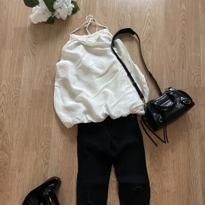 Fint halterneck topp, S, hunkydory - Fint halterneck topp, S, hunkydory. Tyvärr så har den inte kommit till så stor användning för mig och hoppas att den får en ny ägare. Se mina övriga aktioner! ❤️