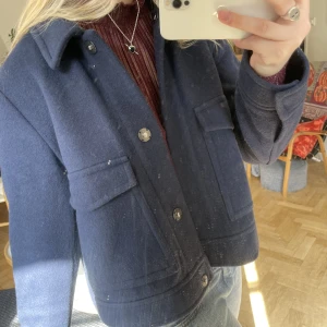 Jacka Esprit - Kappa från Esprit. Köptes förra våren och fortfarande i fint skick. Säljer då jag har för många jackor ❤️