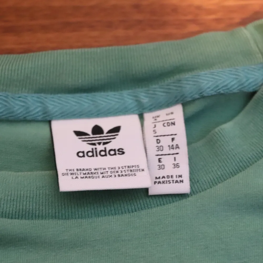 Grön t-shirt från adidas. Yläosat.