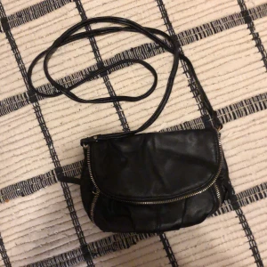 Liten väska - Dragkedja detalj på framsidan Liten söt väska Använd för länge sen inga fel på den