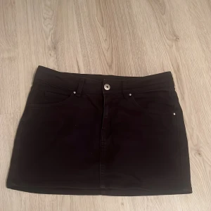 Lågmidjad jeanskjol - Svart lågmidjad jeanskjol