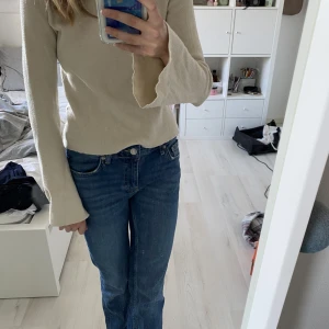 Beige tröja - En vanlig stickad beige tröja från bikbok. 