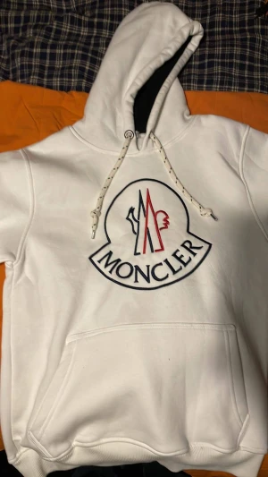 Moncler - Hej! Jag säljer en moncler hoodie som är tyvärr ej äkta men är jättefin ändå! Ungdoms storlek M Den finns i Kungsängen eller stan, kan frakta med posten men blir extra kostnad