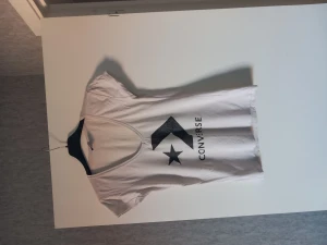 Tröja  - Säljer denna snygga converse T-shirt❣️Trycket på tröjan är lite avskavet annars är den i fint skick.
