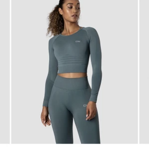 Iciw define seamless crop top jungle green - Träningströja från ICIW i nyskick. Ordinarie pris 399 kr. 