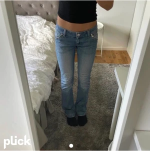Lågmidjade jeans - Säljer dessa supersnygga trendiga jeansen, de är i mycket bra skick! Jag har vanligtvis storlek 34  i jeans (Jag är 170) och dessa sitter perfekt överallt förutom att de är lite stora i midjan. Priset kan diskuteras, skriv gärna via funderingar och annat🙂