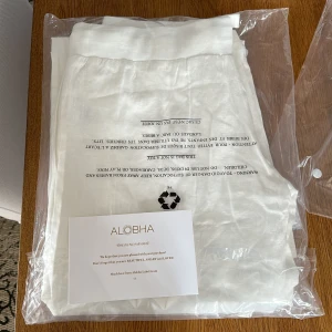 Alobha label everyday linen pants - EVERYDAY LINEN PANTS, från Alobha, helt nya i storlek S inte ens provat dem, beställde två par och xs passade bra därför inte testat de andra 