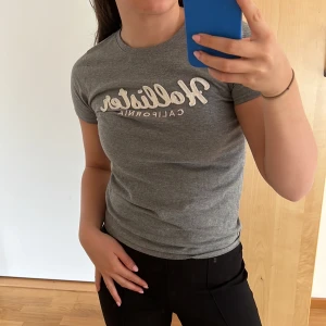 Grå Hollister tshirt - Grå Hollsiter t-shirt i storlek S. Super skönt material och i bra skick!!! Köparen står för frakt!🤍🤍