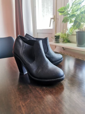 Stövletter strl. 37 - Nästintill oanvända svarta stövletter. Säljer då de inte kommer till användning 😊