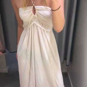 Lång klänning - Intressekoll på min favorit klänning!! Köptes från h&m förra sommaren och säljs inte längre, endast använd 1 gång så den är i nyskick!❤️ Buda privat från 250+ frakt❤️