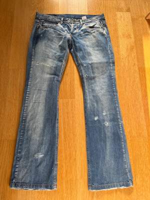 Säljer dessa sjukt snygga low waist jeans då de är för små för mig! Köpt på plick och har inte använts av mig!💕