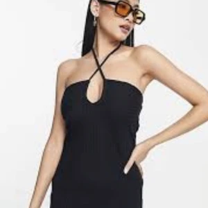 Klänning  - Använd en gång. Svart klänning med slit på framsidan 💗 Storlek xs passar även S