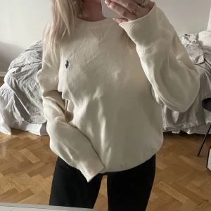 Ralph Lauren collegetröja - Cremevit med marinblått märke 💘fint skick! 