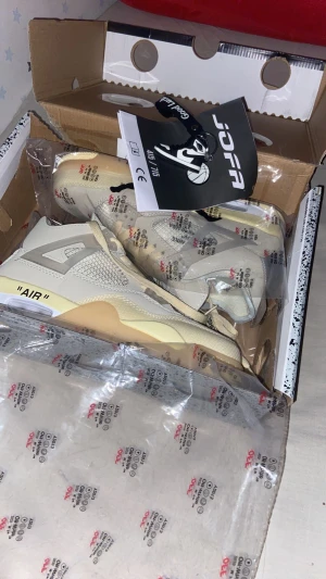 Jordan 4 off white helt nya  - Skorna är oanvända och helt nya 