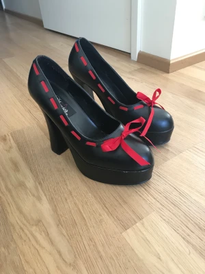 Klackskor  - Gulliga klackskor från pleasers  Knappt använda men har ett litet skav på insidan se bild 3