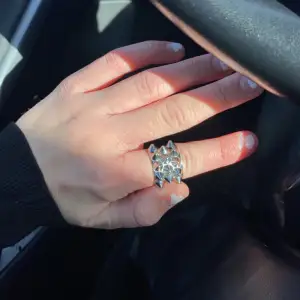En skitsnygg peak ring ifrån edblad, köpt för någon månad sen men den är lite för liten💕 kom med bud