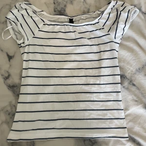Topp - En t-shirt i storlek 34 