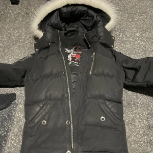 Moose knuckles jacka  - Äkta Moose knuckles jacka storlek s passar m den är i använd skick men inga märkvärdiga skador håller värmen bra under vintern 