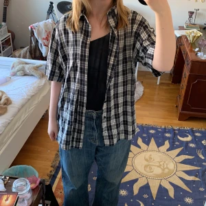 Oversized skjorta - En fin, luftig skjorta perfekt för sommaren/våren. Mjuk och böjbar. Köptes second hand för två år sedan och har använts lite då och då.