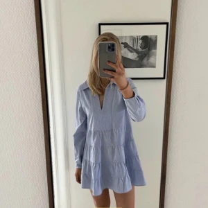 Zara klänning  - Säljer denna superfina zara klänningen💘 den är i super fint skick och har inga skador eller liknande! Den är i storlek xs🌸 kontakta för fler frågor!🤙🏻