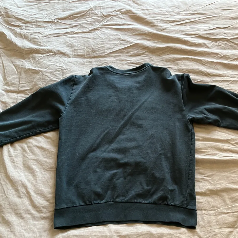 Hej jag säljer en en fin Armani sweatshirt pågrund av att jag har vuxit ur den. Är använd men i bra skick. Hoodies.