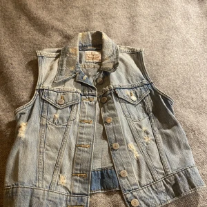 Jeansväst - Säljer min Levis väst i strl xs pga den inte kommer till andvänding längre.