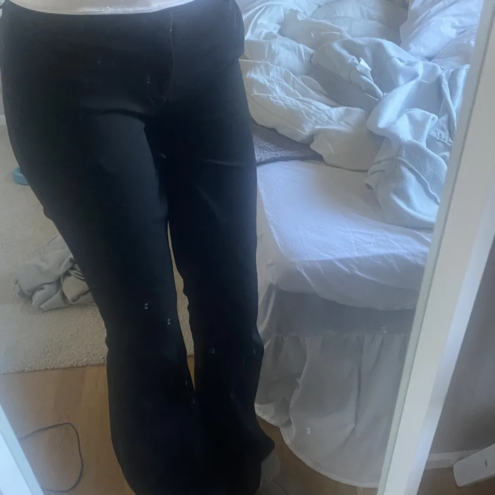 Ett par svarta kostymbyxor som jqg har sytt om till lågmidjade, vilket syns mellan benen ganska tydligt. Säljer eftersom att de inte passar mig längre💓 priset går att diskutera!. Jeans & Byxor.