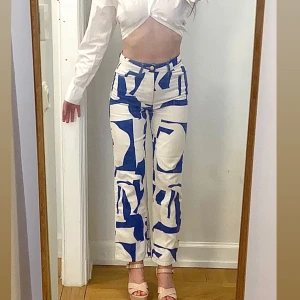 Somriga blåvita jeans💙 - Byxor från monki i mycket fint skick💙