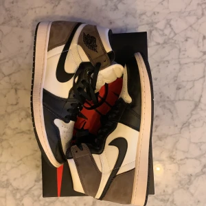 Air Jordan 1 Retro High Mocha - Stl 44. Säljer skorna på grund utav brist på intresse. Skorna köptes från Snkr appe via en raffle och är i nyskick.  Kan även tänka mig att byta . Skriv för mer bilder och info.