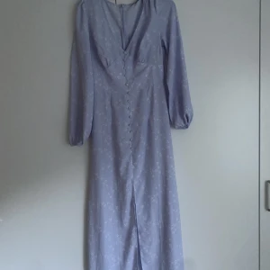 Sommar klänning - En vacker enkel sommarklänning. Går ner till hälen (är 165) så den är hyfsat lång. 