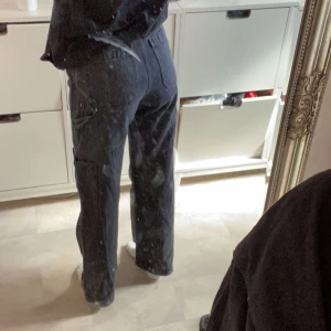 Svarta jeans - Högmidjade svarta jeans med fickor på benen, likt cargos. Inte mycket använda, storlek XS