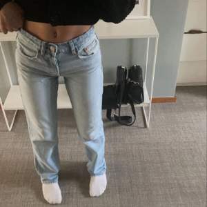 Lånade bilder!! Mid Rise jeans från Zara, aldrig använda. Kan tänka mig lägre pris vid snabb affär💗