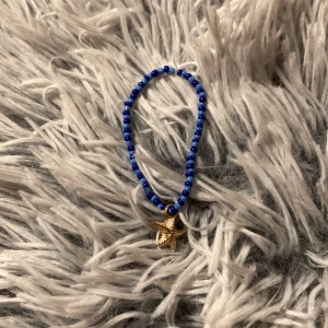 Armband - Ett handgjort armband med fina blåa pärlor i två olika nyanser. Väldigt fint till sommaren och det är elastiskt då att man man töja ut det (det passar folk med större handled)