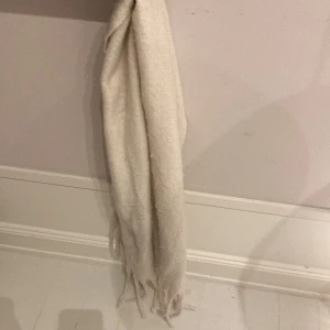 Halsduk - Denna skitmysiga halsduk från Anna Field och så mysig och perfekt för den kyliga våren!😇😇