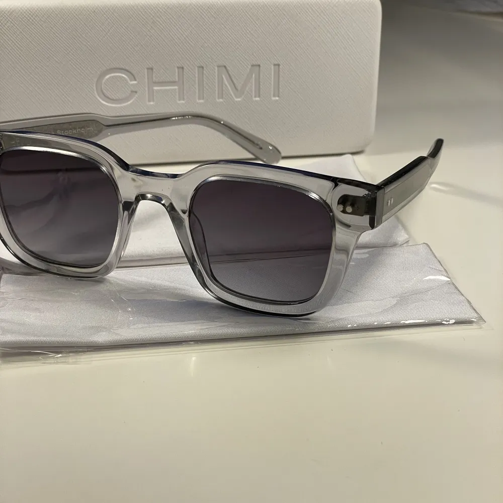 CHIMI 04 GREY, HERR Riktigt snygga glasögon, köpte dem i somras men kom tyvärr inte till användning (nästan helt oanvända alltså).. Övrigt.