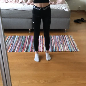 Nike PRO träningstights - Jag säljer ett par träningstights ifrån Nike PRO . Träningstightsen är i storlek medium i barnstolen så alltså 137-145 cm. Nike märket är lite slitet (se bild 3) men inget som märks. Dom är lite korta på mig som är 153 cm lång. 30 kronor frakt. Nypris 399