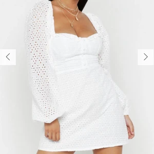 Studentklänning - Säljer denna fina klänning från boohoo, endast testad! den är i storlek 40 men skulle säga att den är som en 38 ish! 