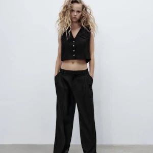 ZARA VÄST MED HÄLLA - Zara svart väst med hälla. Den är slutsåld på ZARA!