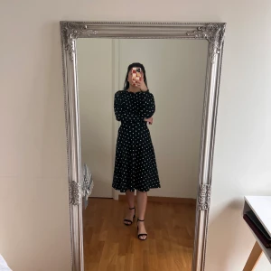 Prickig klänning - 3 FÖR 2 PÅ ALLT UNDER 200kr.  Klänning från Zara i väldigt fint skick, storlek S.