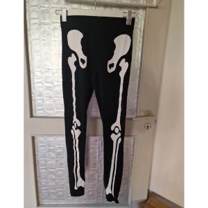 Leggings / byxor med skelettmönster skelettryck - Fina tights i storlek XS-S, sparsamt använda.