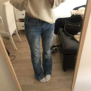 Jeans med snygg tvätt ”vintage modell” från zara, unika!! 
