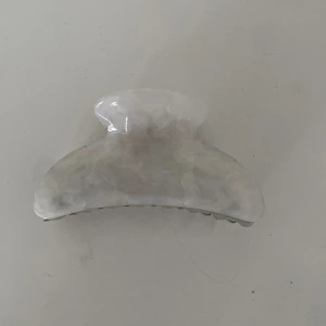 vit hårklämma 🤍 - säljer denna söta hårklämma än från gina 💘 är i fint skick 💗 kontakta mig för fler bilder eller intresse !🥰 (priset kan såklart diskuteras !💞)