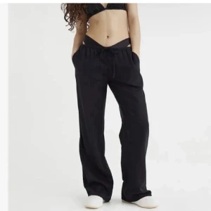 Linnebyxor  - Superfina lågmidjade linnebyxor från H&M i storlek S i rätt bra skick💕 Skulle säga att dom är ganska stora i midjan men det går att fixa med snöret, de är även lite för korta mig som är ungefär 173cm. Supersnygga till sommaren och väldigt bekväma!💕